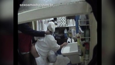 Ua feusua'i Motoboy ma le tama'ita'i fa'amama i le fale'aiga i le va o tiliva