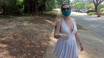 Nudity i le lautele: o se teine ​​mai Rusia e taumafai e aveese ona lavalava i auala o Rio de Janeiro. Toeititi lava pu'eina o ia.