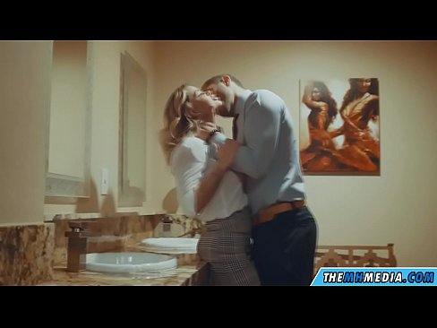 ❤️ Pe a faaosoosoina oe e se blonde busty i totonu o se faletaele lautele ❤️ Pono matagofie ❌️❤